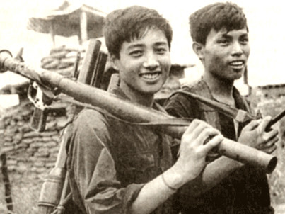 Hai chiến sĩ đặc công Z23 Lê Trọng Hạnh (trái) và Lê Bá Hữu ở cầu Rạch Chiếc vào sáng 30/4/1975