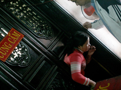 Người dân chui vào khu vực cung cấm