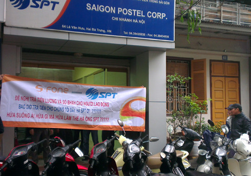 Người lao động lại căng biểu ngữ đòi lãnh đạo SPT trả nợ lương tại trụ sở ở Hà Nội. Ảnh: Anh Quân Người lao động lại căng biểu ngữ đòi lãnh đạo SPT trả nợ lương tại trụ sở ở Hà Nội