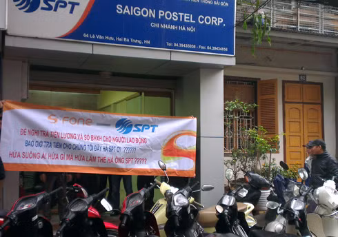 Người lao động lại căng biểu ngữ đòi lãnh đạo SPT trả nợ lương tại trụ sở ở Hà Nội