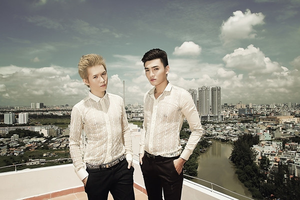 Bên cạnh ren, áo sơ mi với những chất liệu vải mềm và nhẹ khác cũng rất được ưa chuộng, cho bạn trai vẻ đẹp nam tính hơn. Bên cạnh ren, áo sơ mi với những chất liệu vải mềm và nhẹ khác cũng rất được ưa chuộng, cho bạn trai vẻ đẹp nam tính hơn.