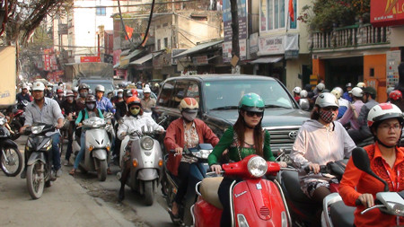 Mới hơn 15 giờ chiều, đường La Thành đã xảy ra ùn tắc cục bộ. Mới hơn 15 giờ chiều, đường La Thành đã xảy ra ùn tắc cục bộ