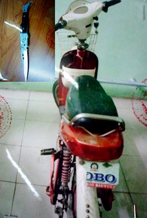 Chiếc xe đạp điện là tang vật vụ án và con dao gây án