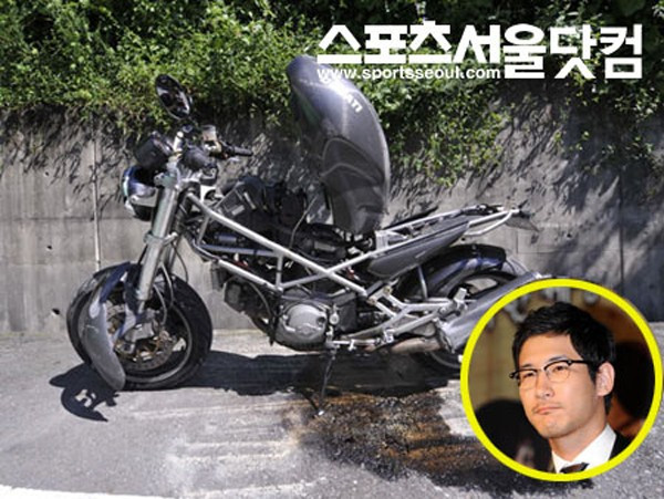  Tai nạn xảy ra rạng sáng ngày 21/8, trong lúc Lee Eon lái motor về nhà sau bữa tiệc mừng thành công bộ phim mới. Chiếc xe của anh bị mất lái, lao thẳng vào lan can cầu vượt, nam diễn viên 27 tuổi tử vong ngay tại chỗ 