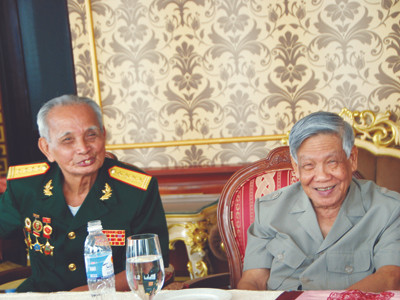 Cựu Tổng Bí thư Lê Khả Phiêu với đồng đội cũ Ảnh: Xuân Ba