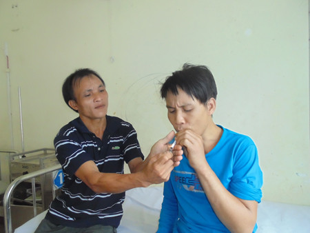 “Giận” em bắt mồi thuốc để hút…