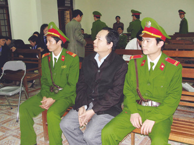 Nhiều người cho rằng cựu hiệu trưởng Sầm Đức Xương bị án 9 năm tù về tội mua dâm người chưa thành niên vẫn là quá nhẹ. Nhiều người cho rằng cựu hiệu trưởng Sầm Đức Xương bị án 9 năm tù về tội mua dâm người chưa thành niên vẫn là quá nhẹ