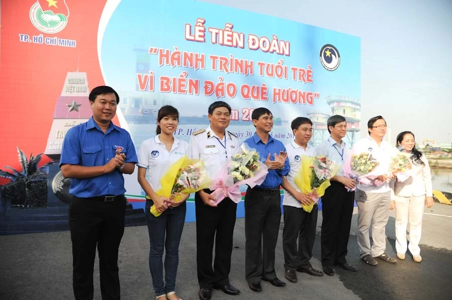 Đồng chí Dương Văn An Bí thư T.Ư Đoàn TNCS Hồ Chí Minh cùng các đồng chí lãnh đạo TP HCM, thành Đoàn TP HCM tại lễ tiễn đoàn Hành trình