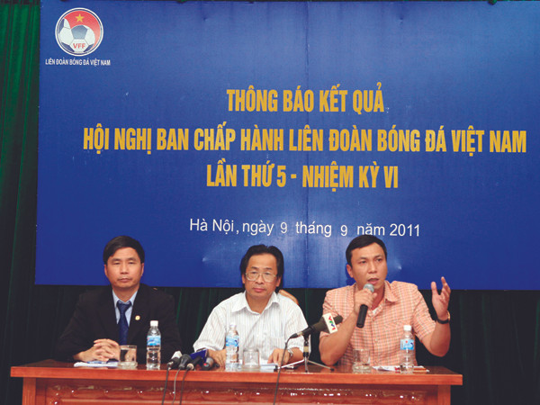 Có khó tìm người ngồi lên chiếc ghế Trưởng BTC giải nếu ông Dương Nghiệp Khôi (trái) rút lui? . Ảnh: VSI Có khó tìm người ngồi lên chiếc ghế Trưởng BTC giải nếu ông Dương Nghiệp Khôi (trái) rút lui?