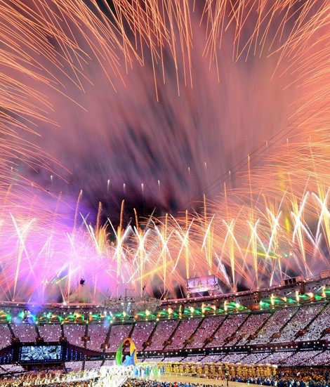 Pháo hoa nghệ thuật hòa trong tiếng nhạc lớn . Pháo hoa nghệ thuật hòa trong tiếng nhạc lớn