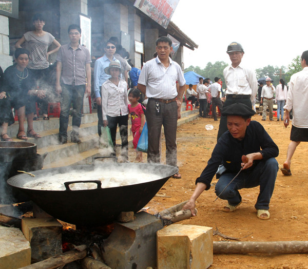 Đến chợ vùng cao ở Đồng Mô, Sơn Tây du khách có thể thưởng thức món thắng cố ngựa nấu trong chảo lớn