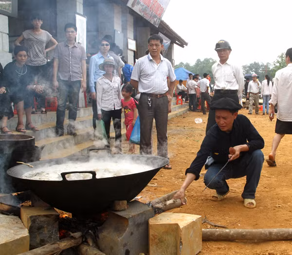 Đến chợ vùng cao ở Đồng Mô, Sơn Tây du khách có thể thưởng thức món thắng cố ngựa nấu trong chảo lớn