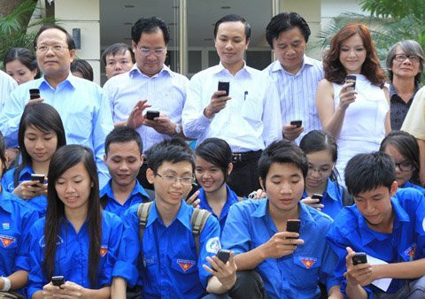 Bộ trưởng Hoàng Tuấn Anh, Đại sứ Du lịch Việt Nam Lý Nhã Kỳ cùng các quan chức của Bộ VH-TT-DL và các sinh viên tình nguyện đang nhắn tin bầu chọn cho Vịnh Hạ Long. Bộ trưởng Hoàng Tuấn Anh, Đại sứ Du lịch Việt Nam Lý Nhã Kỳ cùng các quan chức của Bộ VH-TT-DL và các sinh viên tình nguyện đang nhắn tin bầu chọn cho Vịnh Hạ Long