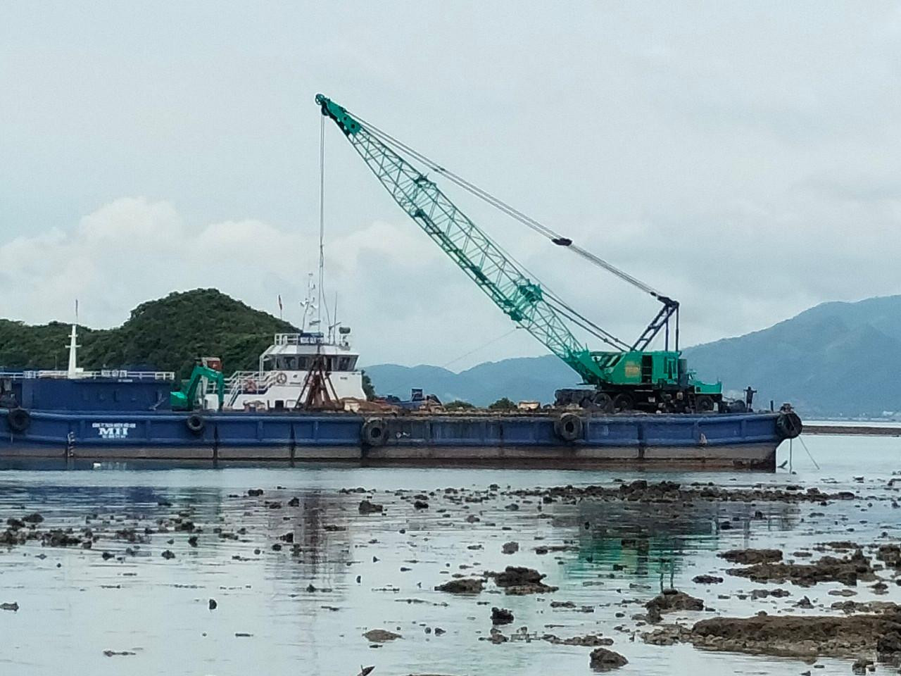 Hình ảnh sà lan chở xe múc, nhà gỗ đưa lên đất ông Cao Việt Hùng. Ảnh MXH.