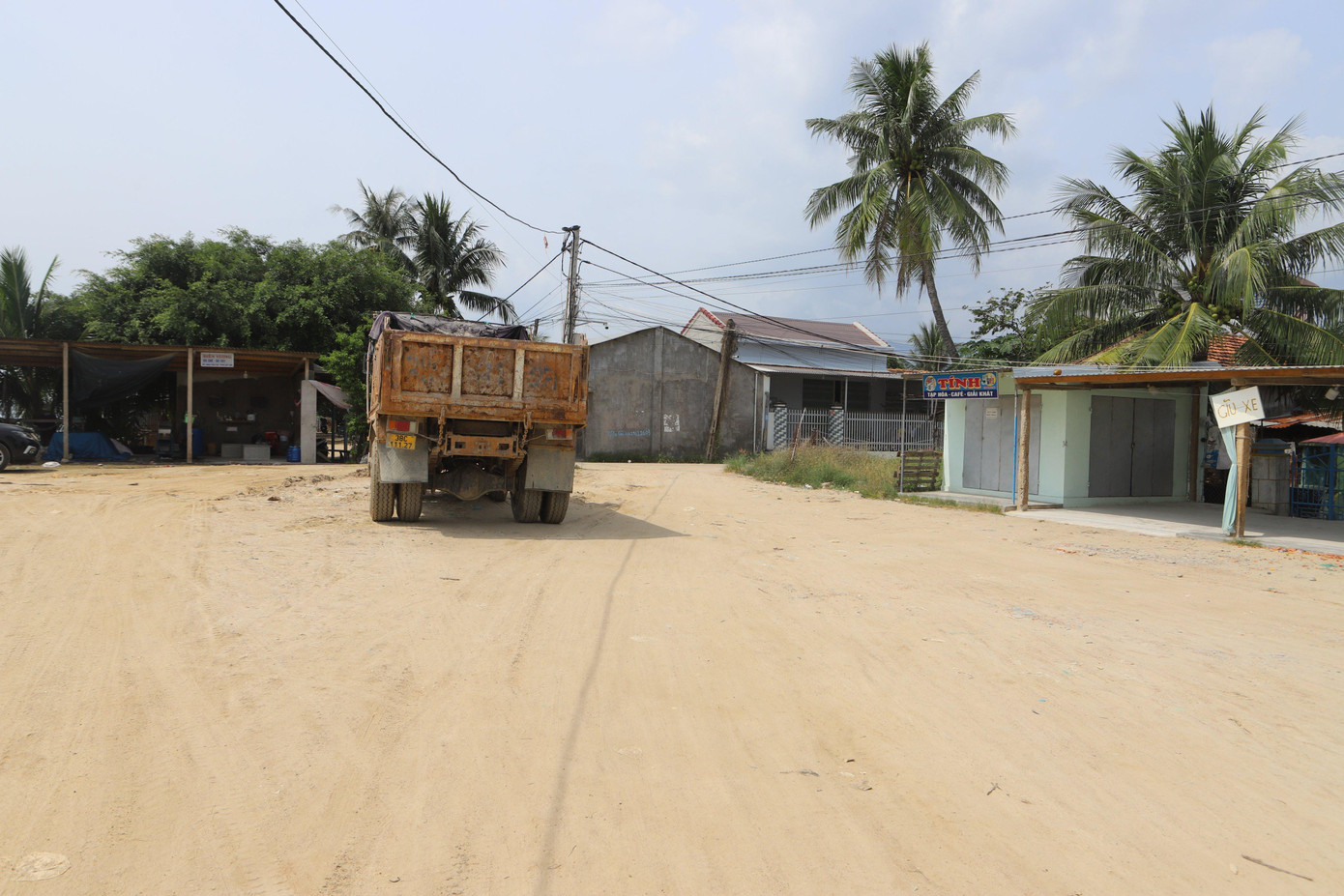 Đường dẫn vào Cảng cá Quảng Hội vẫn chưa được thi công. Đường dẫn vào Cảng cá Quảng Hội vẫn chưa được thi công.