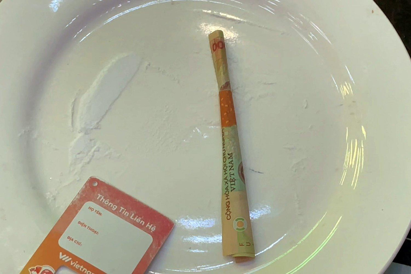 Chất bột nghi ma tuý được "dân chơi" sử dụng trong quán karaoke. Ảnh CTV. Chất bột nghi ma tuý được "dân chơi" sử dụng trong quán karaoke. Ảnh CTV.