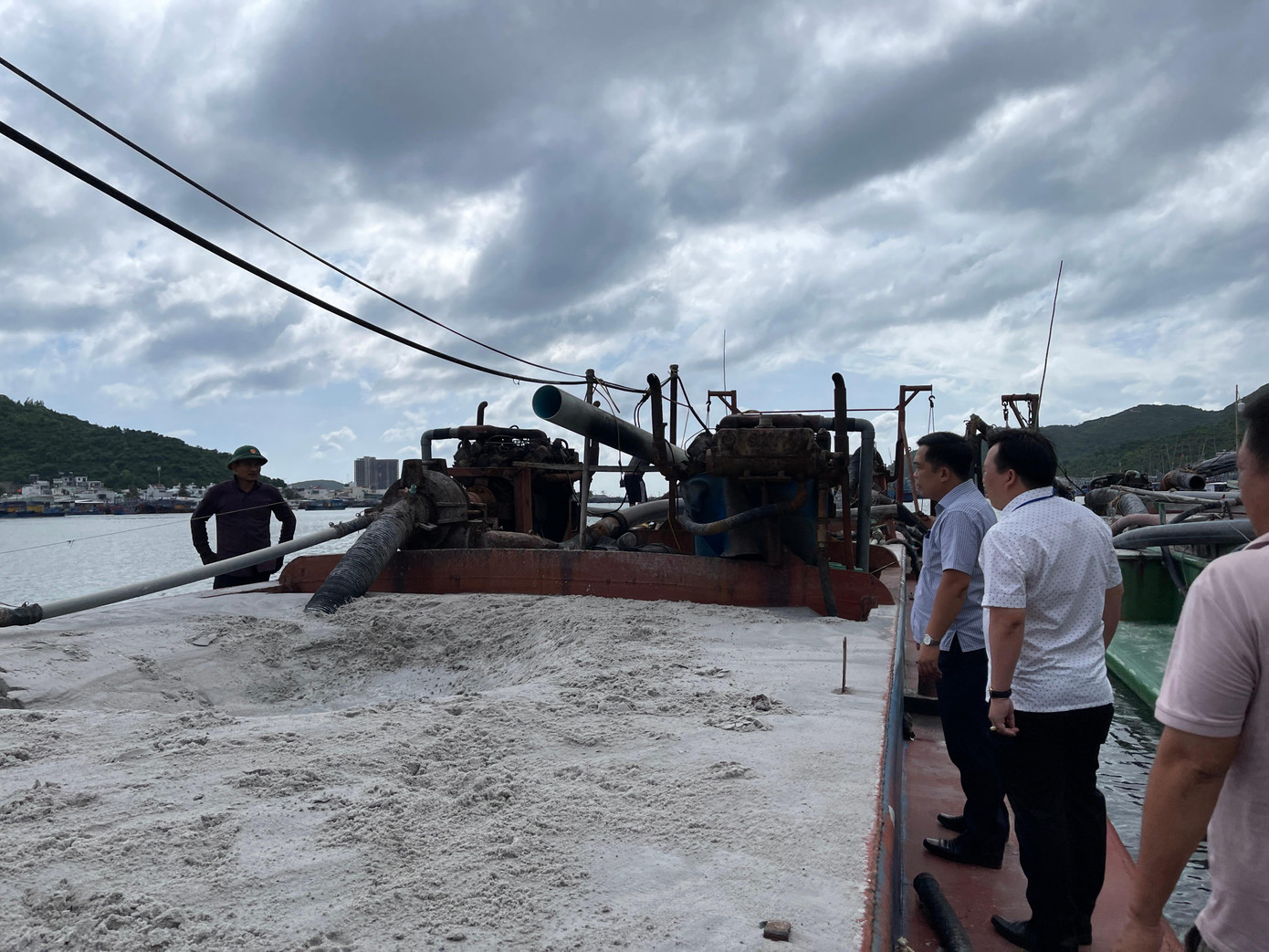 Lực lượng chức năng bắt quả tang hai sà lan hút cát trộm trên sông Tắc. Ảnh L.H