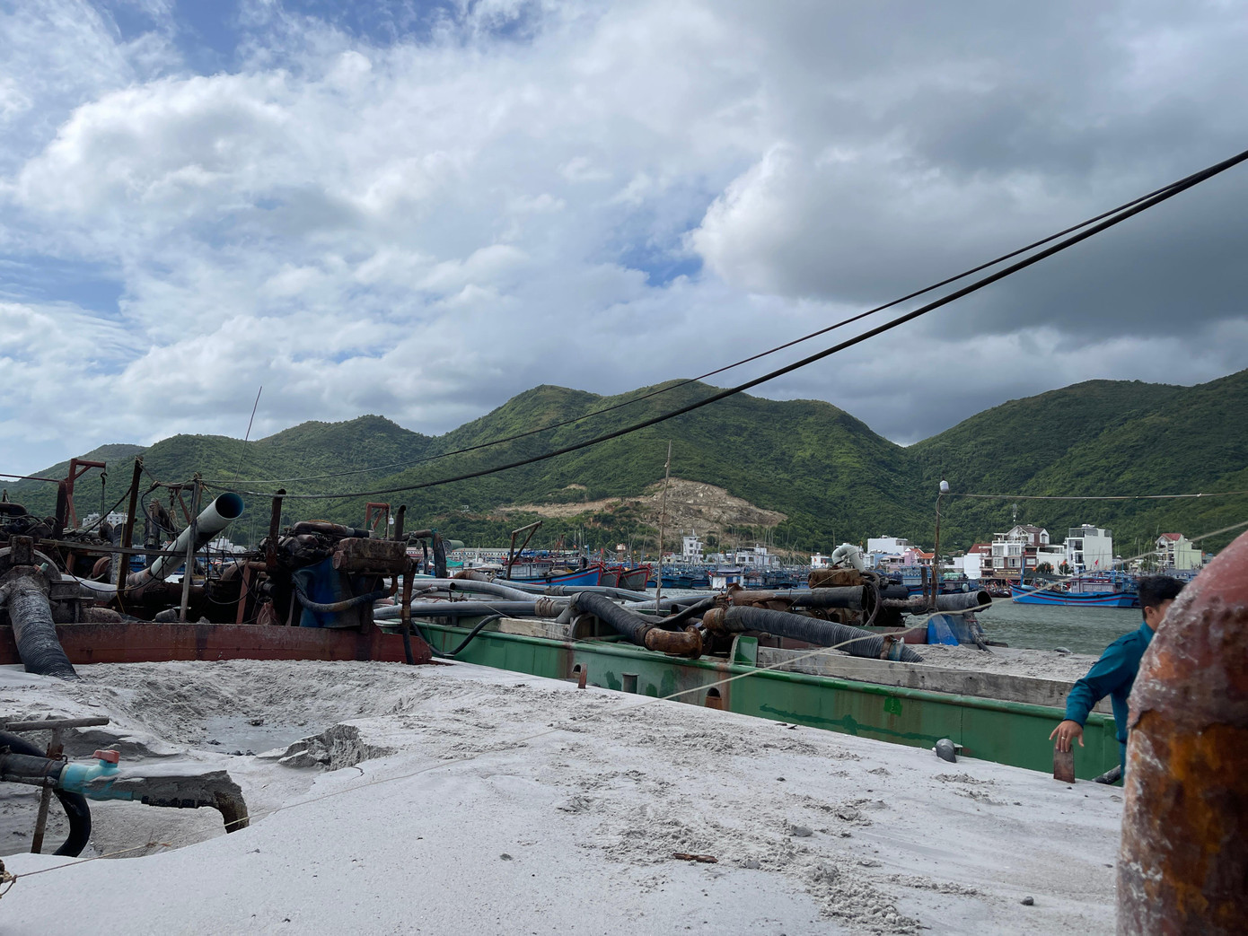 Hàng trăm mét khối cát hút trộm trên hai sà lan. Ảnh L.H