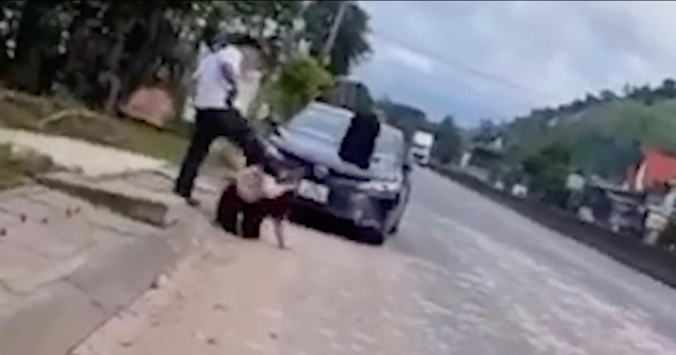 Người đàn ông đánh một phụ nữ dã man ngay bên Quốc lộ 1A. Ảnh cắt lại clip.