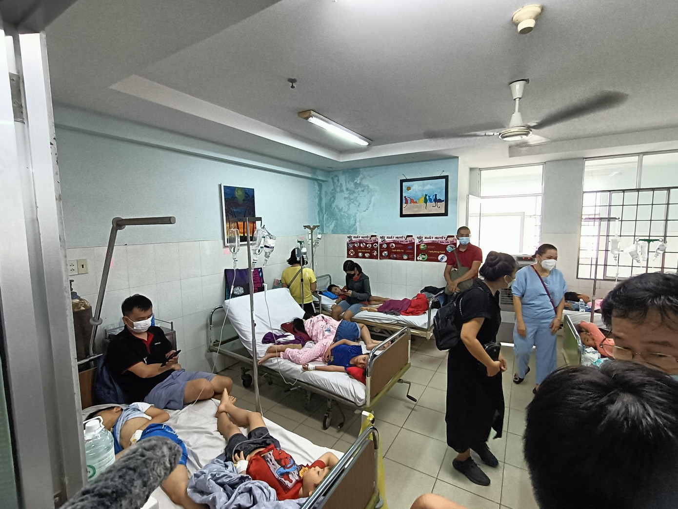 Học sinh trường iSchool Nha Trang đang điều trị tại bệnh viện nghi ngộ độc. (Ảnh L.H)