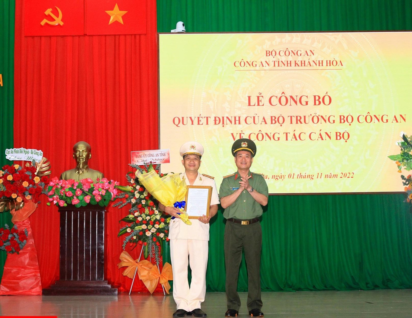 Đại tá Nguyễn Thế Hùng trao quyết định của Bộ trưởng Bộ Công an cho đại tá Trần Minh Trúc (bên trái ảnh). Ảnh CTV.