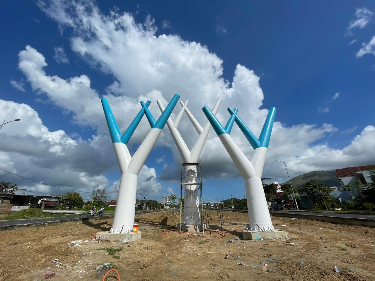 Người dân lạ lẫm với 3 trụ sắt xây dựng giữa đường Võ Nguyên Giáp. Ảnh L.H