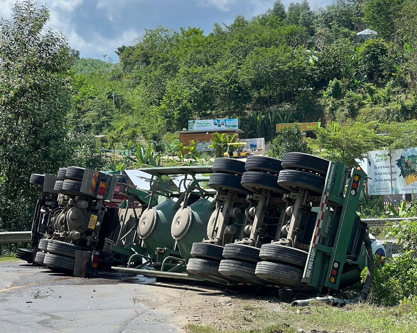 Chiếc xe trộn bê tông bị lật, chắn ngang tuyến quốc lộ nối Nha Trang - Đà Lạt (Ảnh L.H) Chiếc xe trộn bê tông bị lật, chắn ngang tuyến quốc lộ nối Nha Trang - Đà Lạt (Ảnh L.H)