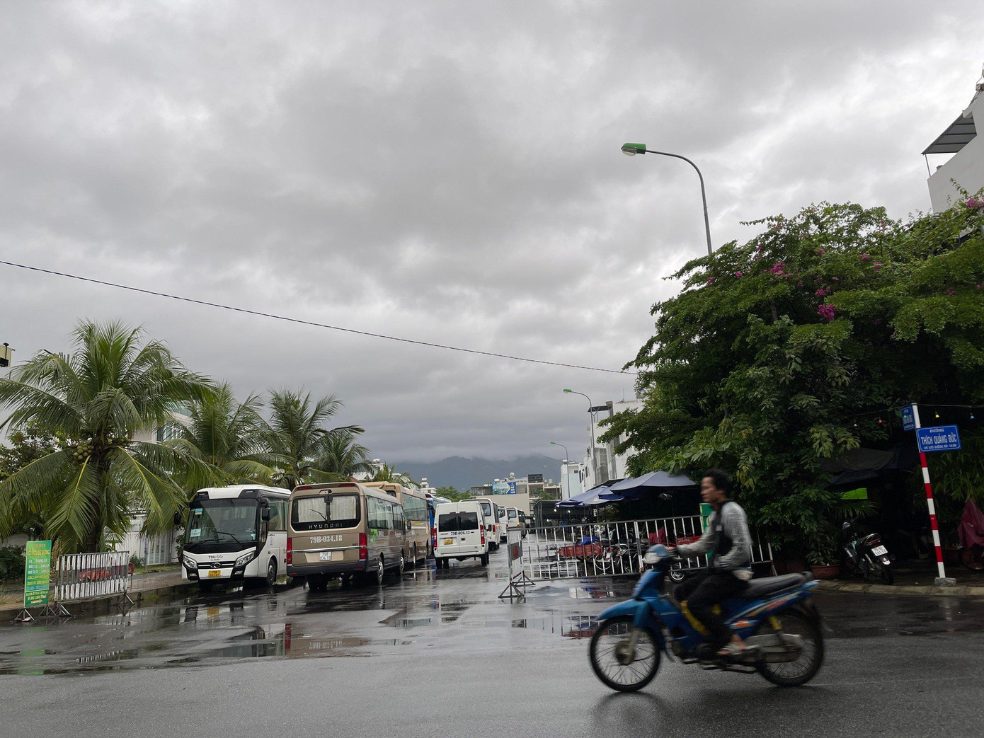 Bãi giữ xe trái phép tại đường Hoàng Đình Giong, TP. Nha Trang. (Ảnh L.H)