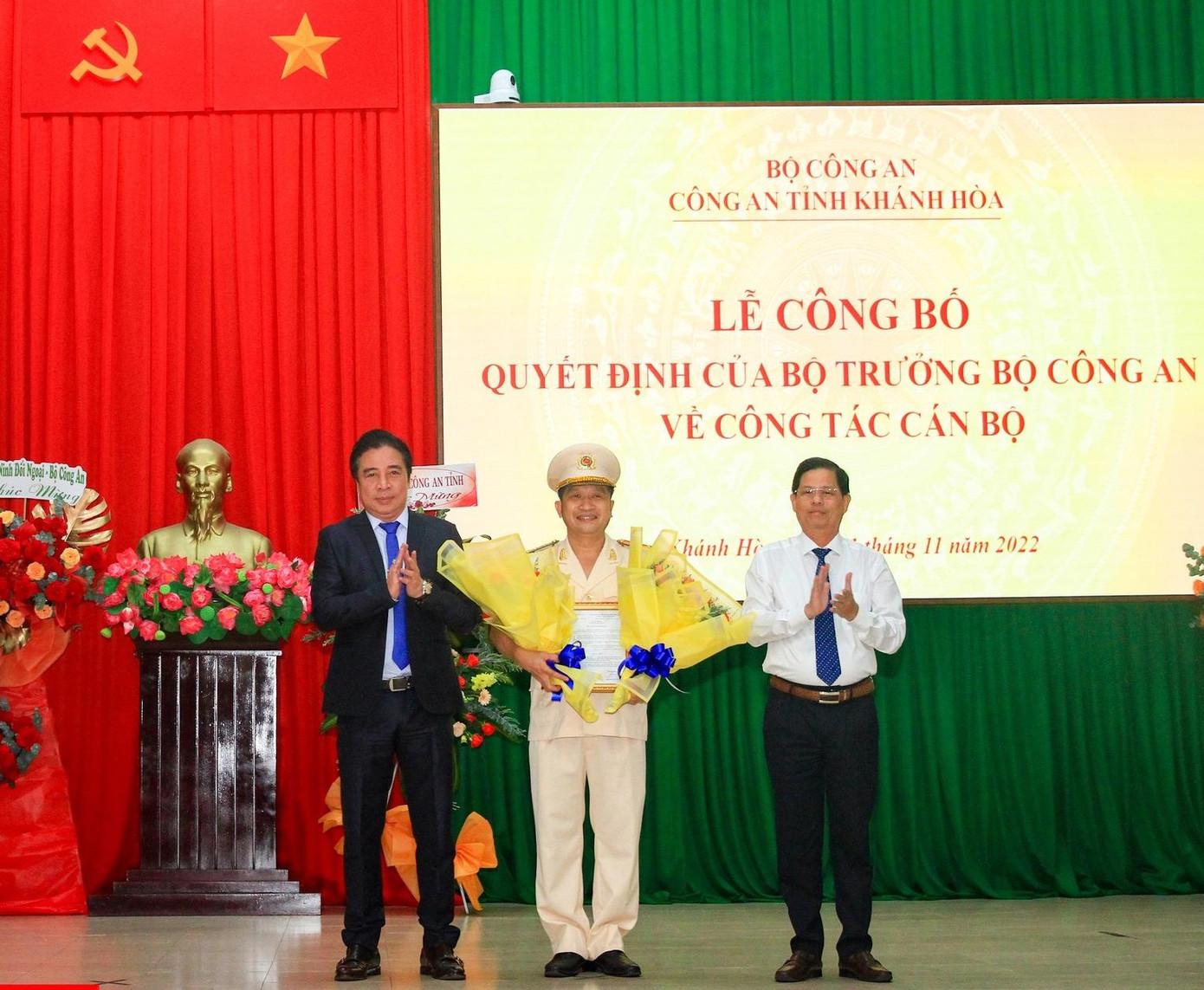 Lãnh đạo tỉnh Khánh Hoà tặng hoa chúc mừng đại tá Trần Minh Trúc (giữa). Ảnh CTV