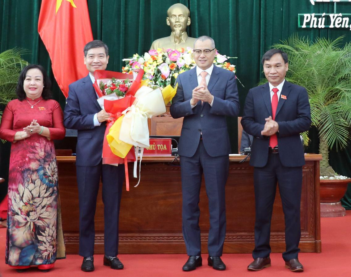 Lãnh đạo Tỉnh uỷ, HĐND tỉnh Phú Yên tặng hoa chúc mừng ông Tạ Anh Tuấn.