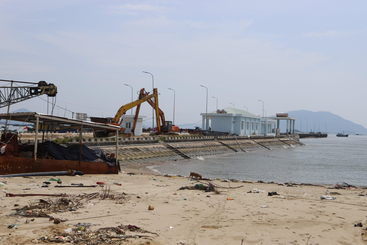 Người dân lo ngại cầu cảng quá cao sẽ làm tàu khó cập cảng. Ảnh L. Người dân lo ngại cầu cảng quá cao sẽ làm tàu khó cập cảng. Ảnh L.