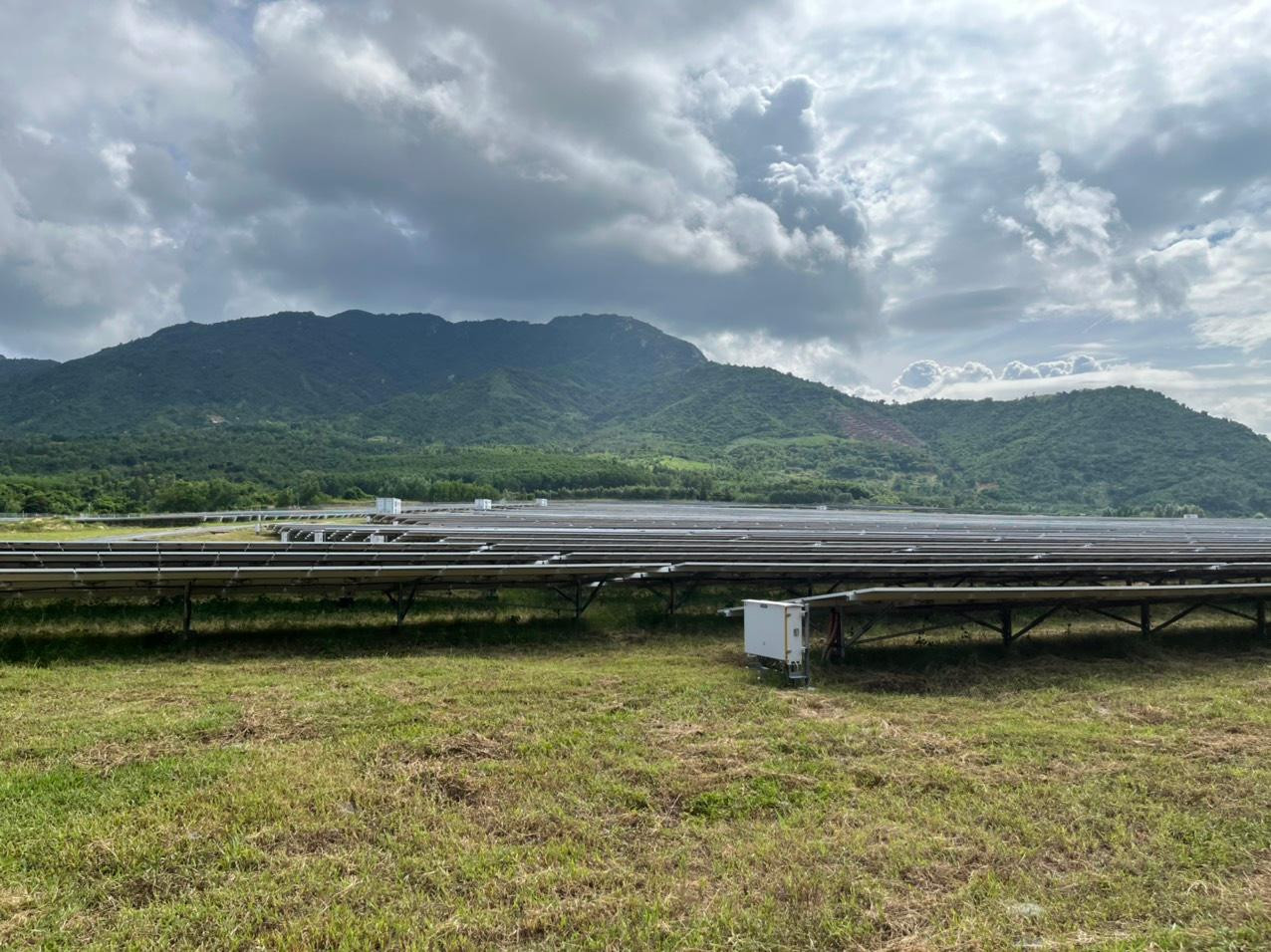 Hình ảnh các tấm pin mặt trời.