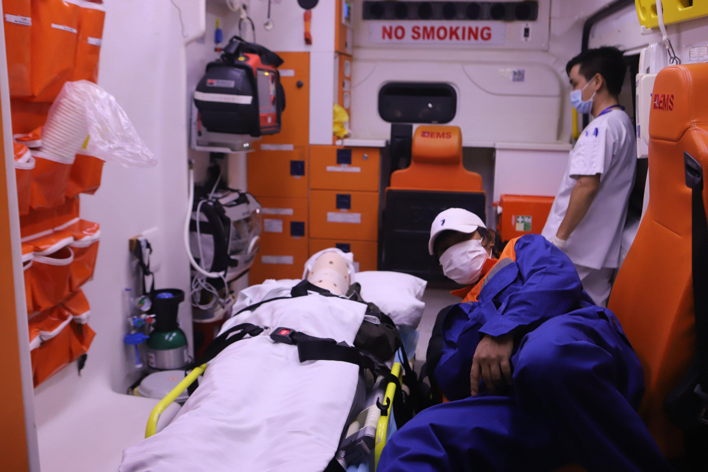 Nam thuyền viên nước ngoài bị đa chấn thương. Ảnh L.H