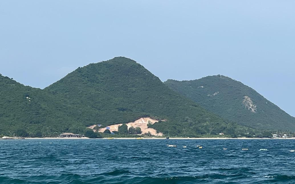 Hiện trường vụ san ủi đất làm đường trên đảo Điệp Sơn nhìn từ biển. Ảnh L.H Hiện trường vụ san ủi đất làm đường trên đảo Điệp Sơn nhìn từ biển. Ảnh L.H