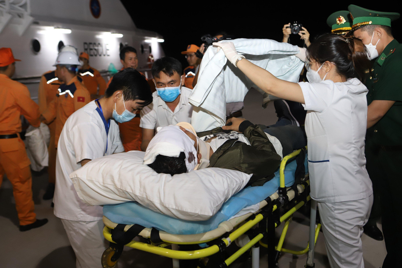 Lực lượng chức năng tỉnh Khánh Hoà đưa thuyền viên nước ngoài vào bờ cấp cứu. Ảnh L.H