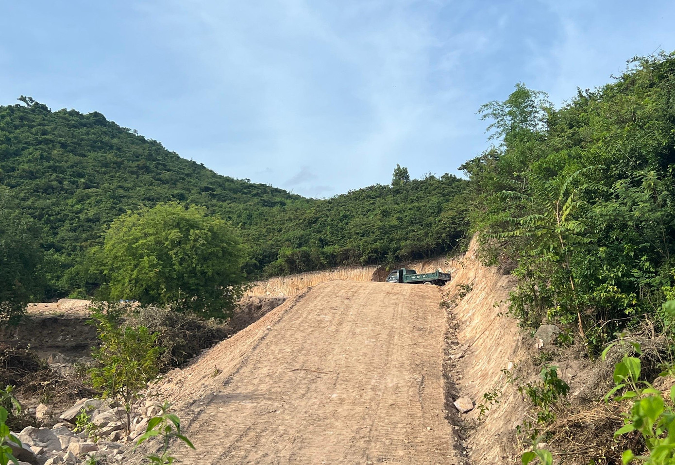 Ông C.V.H. tự ý san ủi đất làm đường trên đảo Điệp Sơn. Ảnh L.H Ông C.V.H. tự ý san ủi đất làm đường trên đảo Điệp Sơn. Ảnh L.H