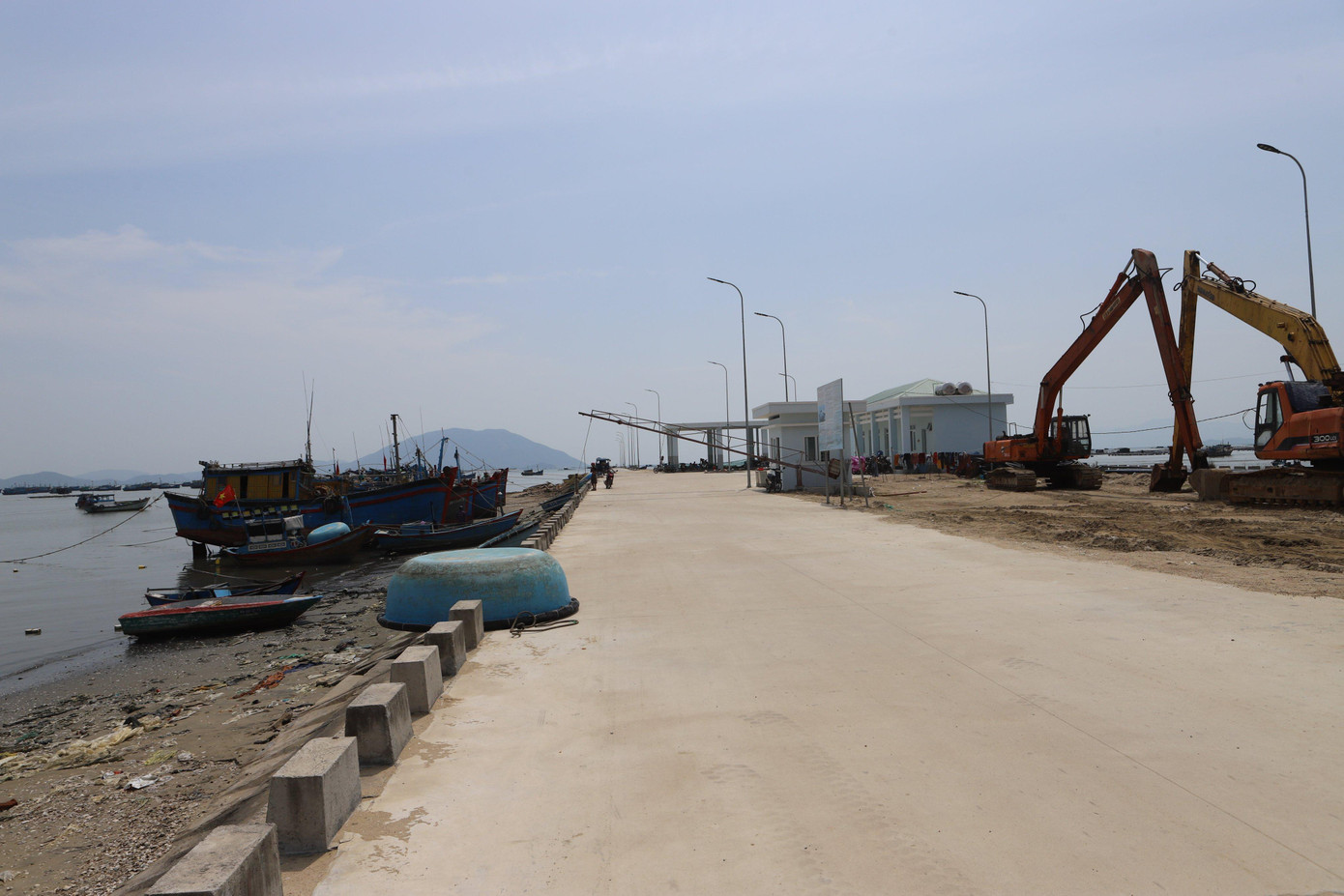 Dự án Cảng cá Quảng Hội vẫn còn ngổn ngang. Ảnh L.H. Dự án Cảng cá Quảng Hội vẫn còn ngổn ngang. Ảnh L.H.