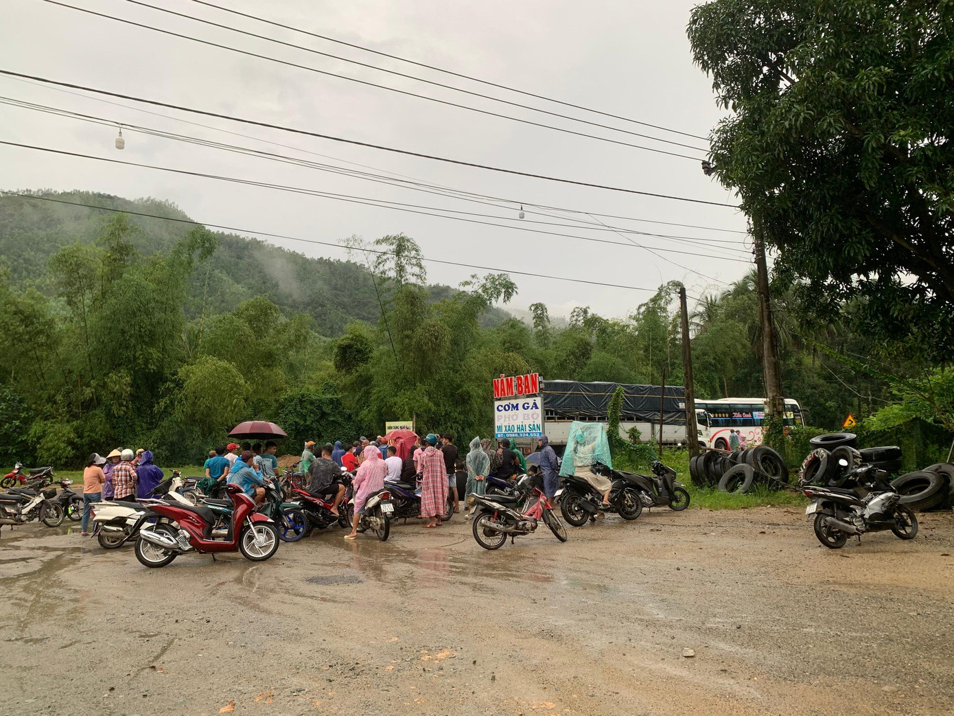 Nhiều người dân chứng kiến việc khám nghiệm hiện trường vụ tai nạn. Ảnh L.H