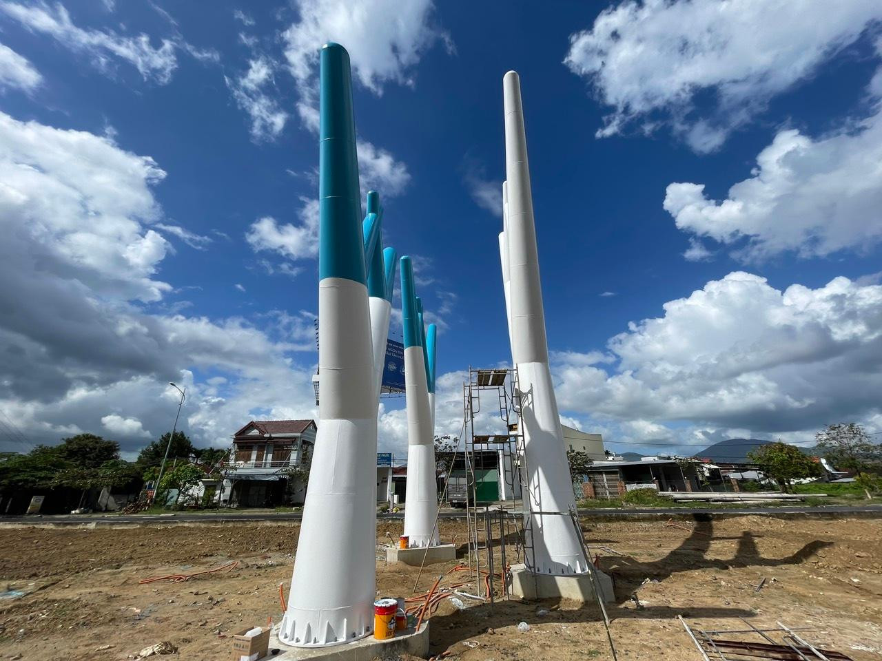 Chủ đầu tư cho biết sẽ đặt cổng chào tại khu vực 3 trụ sắt này. Ảnh L.H