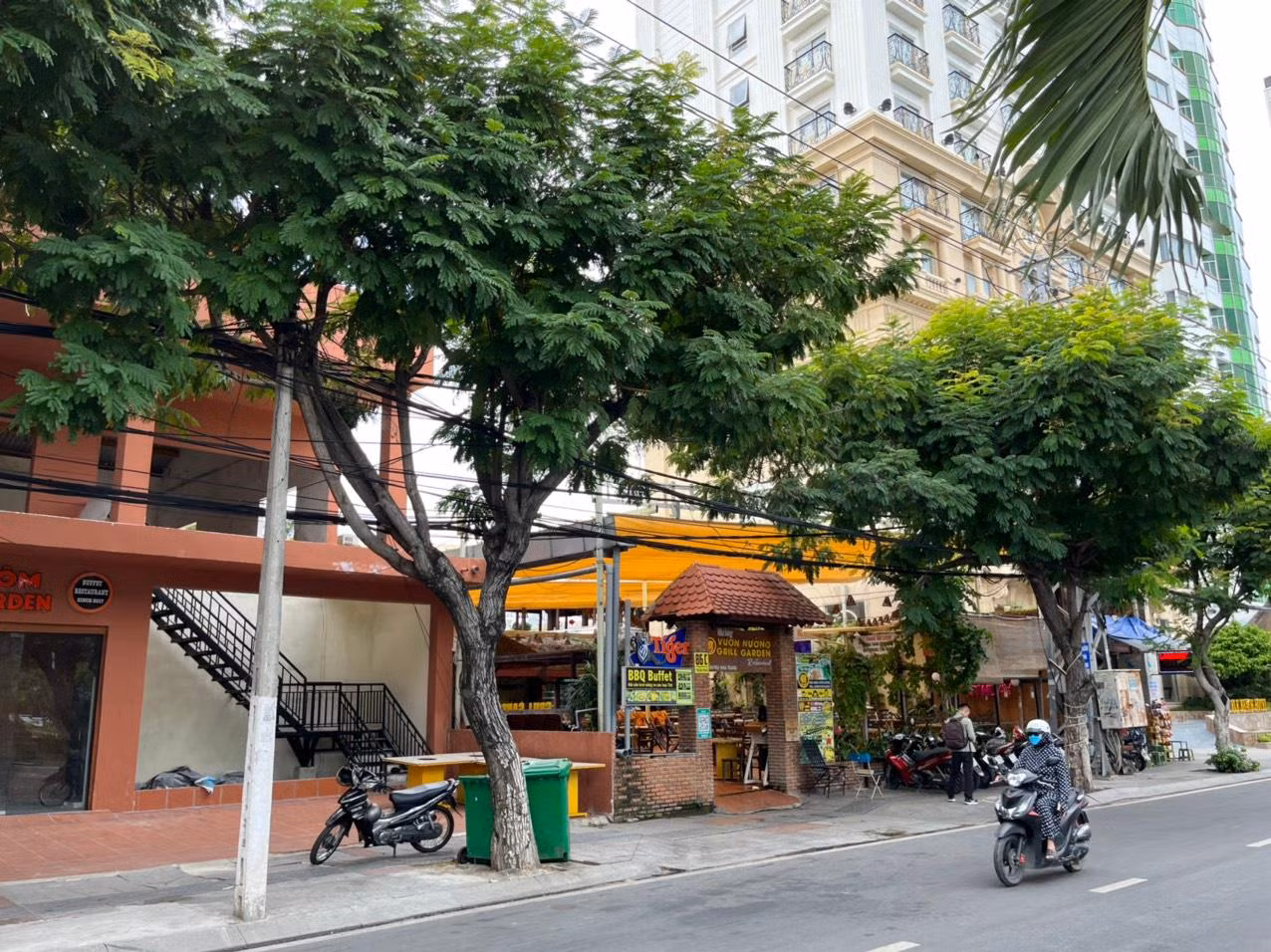 Có hai nhà hàng hoạt động trên khu "đất vàng" 86C Trần Phú. Ảnh L.H