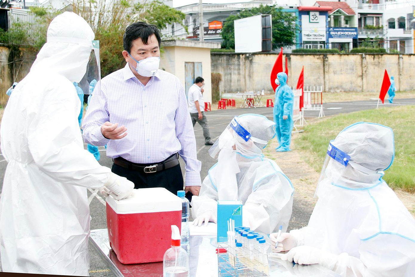 Ông Trần Hữu Thế kiểm tra công tác phòng chống dịch COVID - 19. Ảnh: CTV.