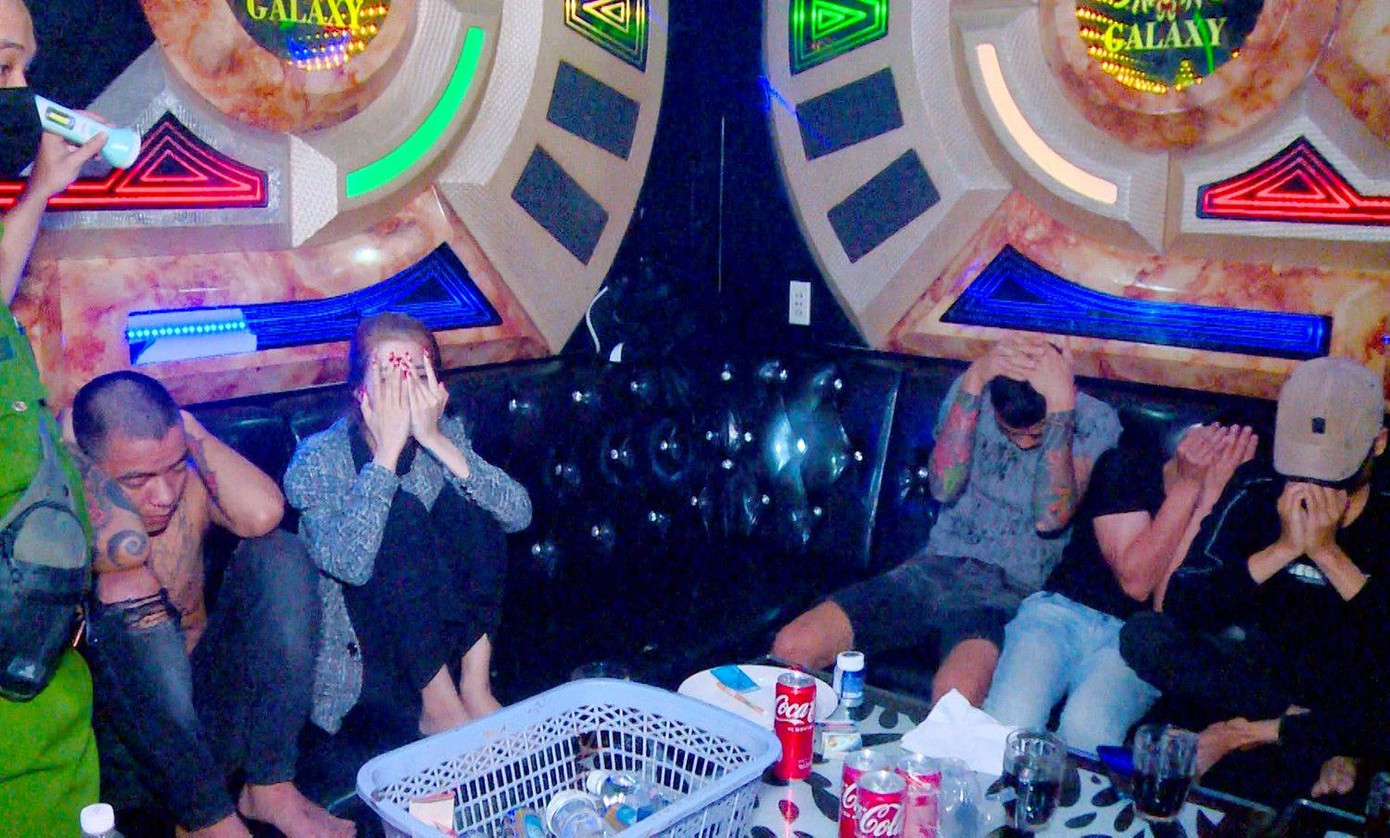 Nhiều "dân chơi" trong quán karaoke Galaxy dương tính với ma tuý. Ảnh CTV. Nhiều "dân chơi" trong quán karaoke Galaxy dương tính với ma tuý. Ảnh CTV.