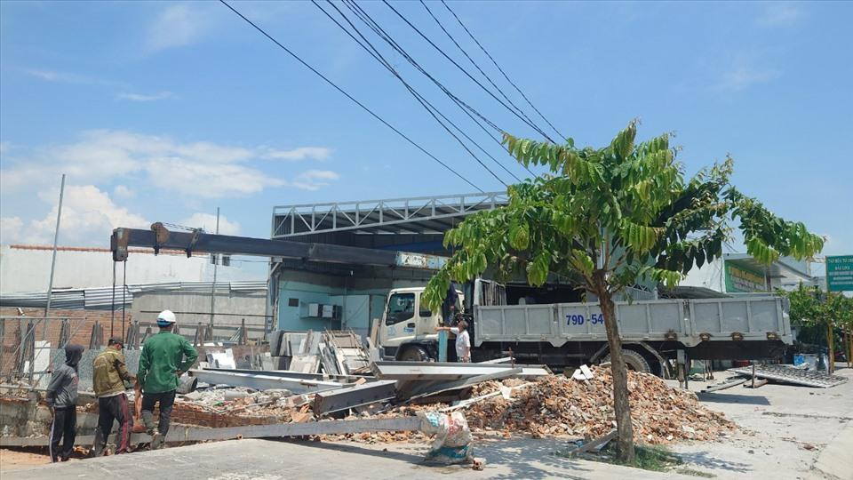 UBND phường Phước Long tổ chức cưỡng chế nhà ở xây trái phép ở Đồng Muối (Ảnh L.H) UBND phường Phước Long tổ chức cưỡng chế nhà ở xây trái phép ở Đồng Muối (Ảnh L.H)