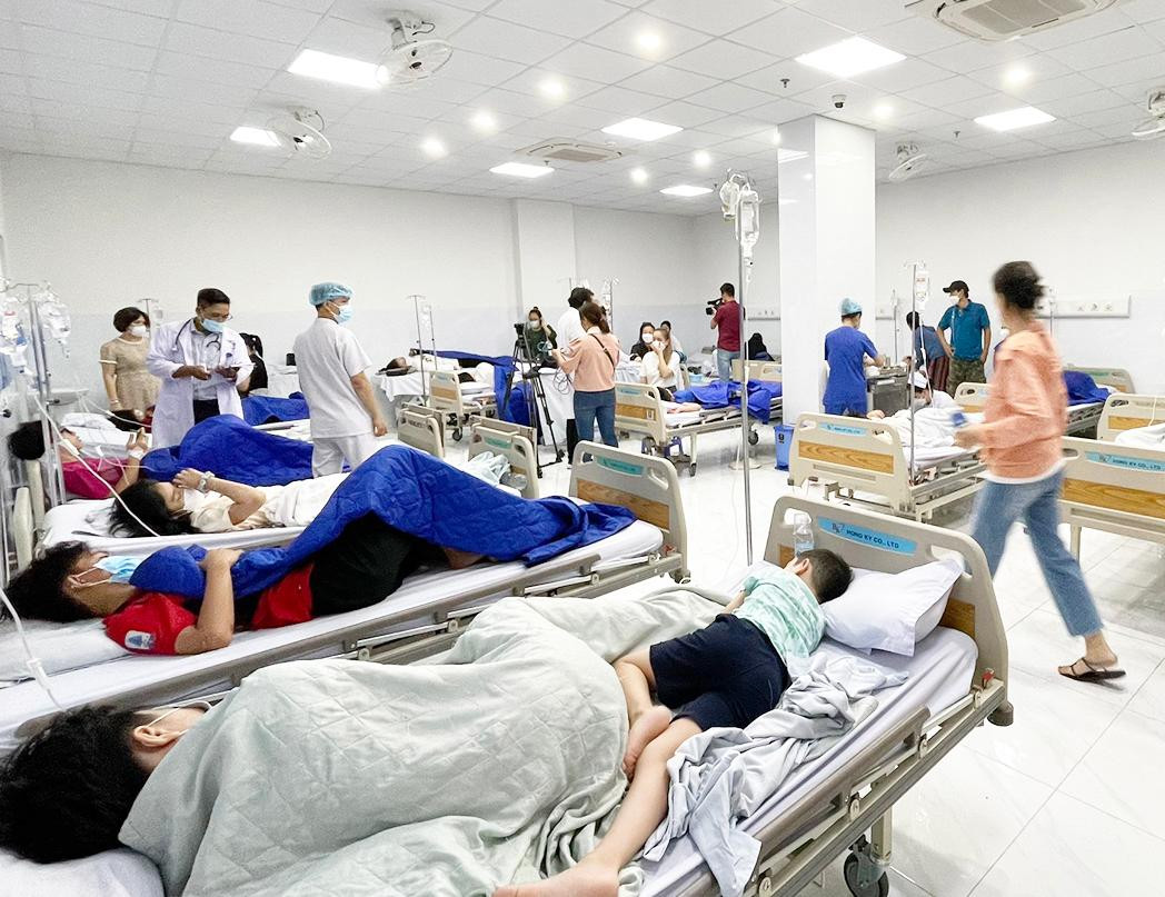 Các học sinh trường iSchool Nha Trang đang điều trị tại bệnh viện. Ảnh Bệnh viện 22/12.