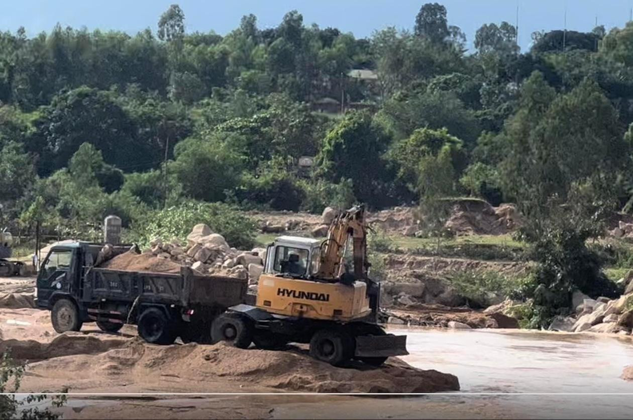 Một khối lượng lớn nghi cát lậu ở xã Cam Phước Đông đã bị đổ xuống suối. Ảnh chụp clip. Một khối lượng lớn nghi cát lậu ở xã Cam Phước Đông đã bị đổ xuống suối. Ảnh chụp clip.