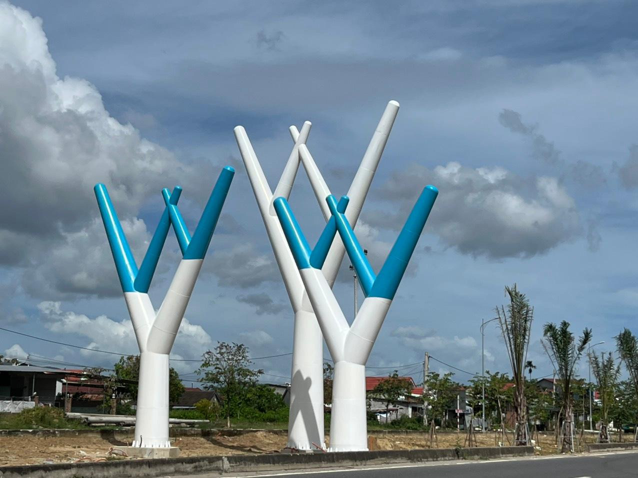 Ba trụ thép được xây dựng hoàn thiện đầu đường Võ Nguyên Giáp đi vào Nha Trang. (Ảnh L.H)