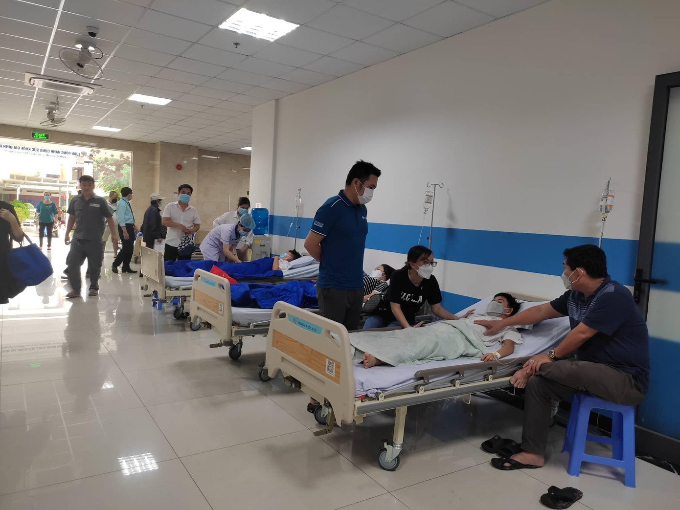 Vì số lượng học sinh nhập viện quá đông, bệnh viện phải đưa giường bệnh ra hành lang điều trị
