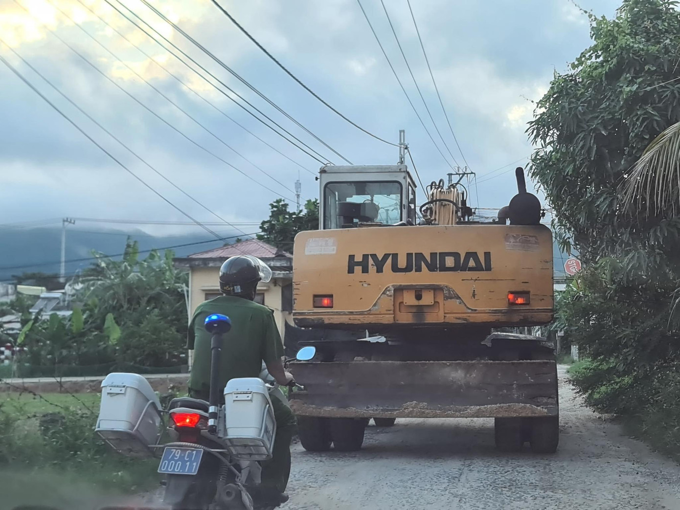 Lực lượng chức năng dẫn giải phương tiện vi phạm về xử lý. Ảnh T.P