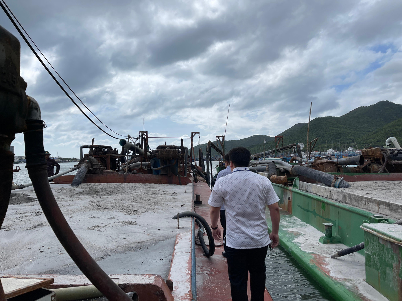 UBND phường Vĩnh Trường đã lập biên bản vi phạm đối với hai sà lan hút cát trộm. Ảnh L.H