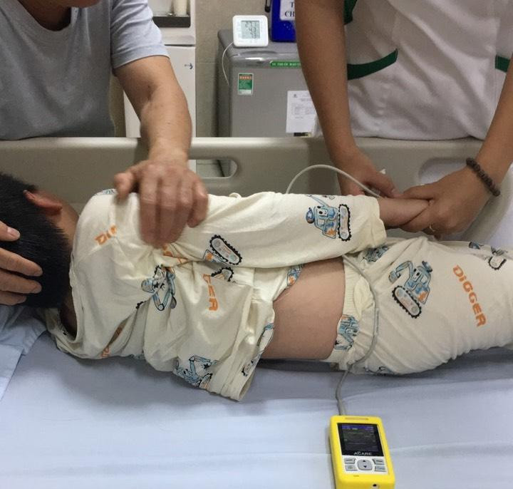 Bác sĩ thăm khám một học sinh nhập viện. (Ảnh CTV)